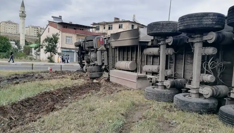 Erzurum’da Freni Boşalan TIR’ın Yol Açtığı Korkunç Kaza!