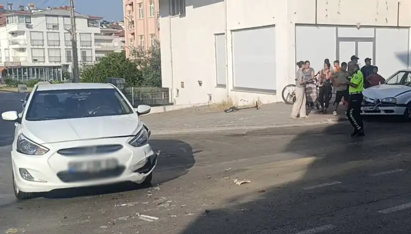 Antalya'da Feci Kaza: İki Otomobil Çarpıştı, 4 Yaralı
