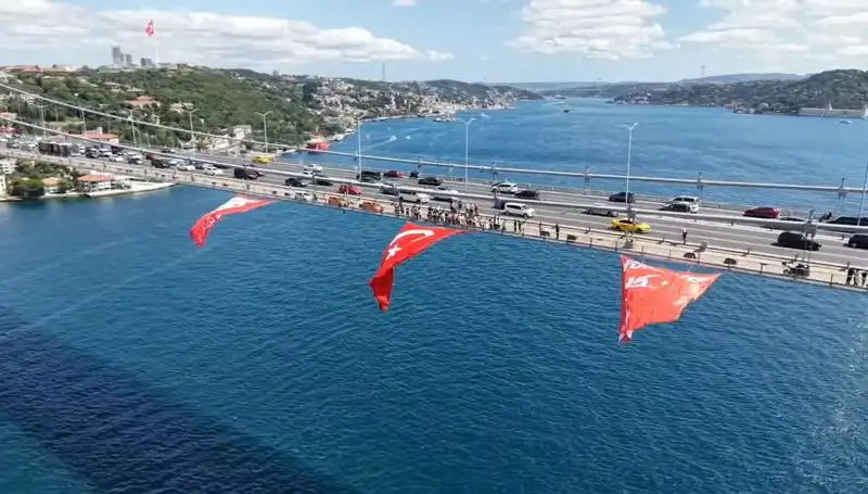 Türkiye'nin Üzerine Doğa ve Gurur: Dev Türk Bayrağı Köprüye Asıldı