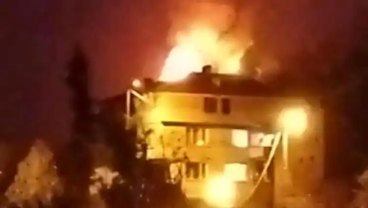Saman Dolu Çatı Yandı, Mahallede Yangın Panik Neden Oldu
