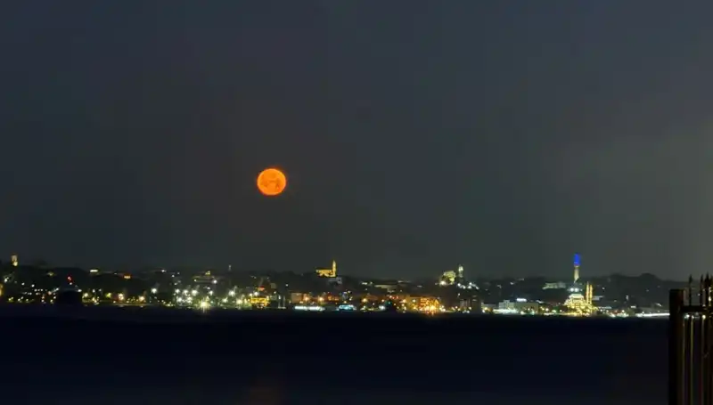 İstanbul'da Çilek Dolunayı'nın Büyüleyici Görselliği Herkesi Etkiledi