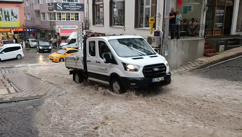 10 Dakikalık Sağanak Yağış, Kentte Su Baskınlarına Neden Oldu