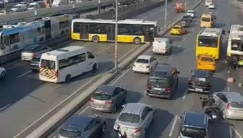 İstanbul’da İETT Otobüsü Feci Kazaya Neden Oldu, Trafik Kilitlendi!