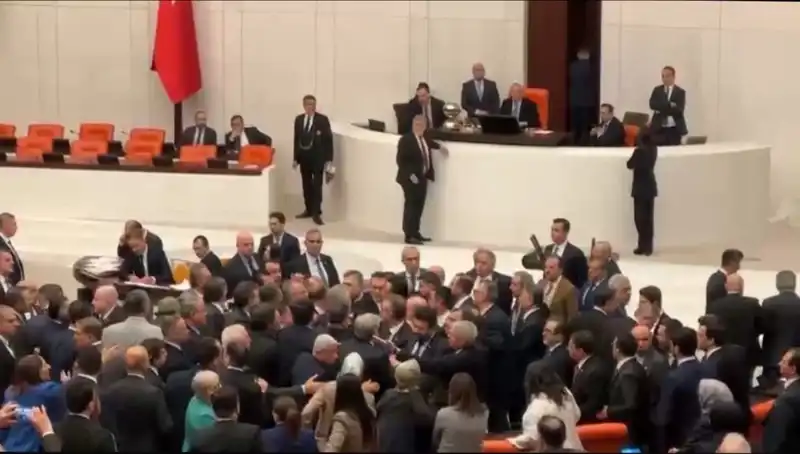 Mecliste Kavga Patlak Verdi: Emekli İkramiyesi Tartışmaları Büyüyor!