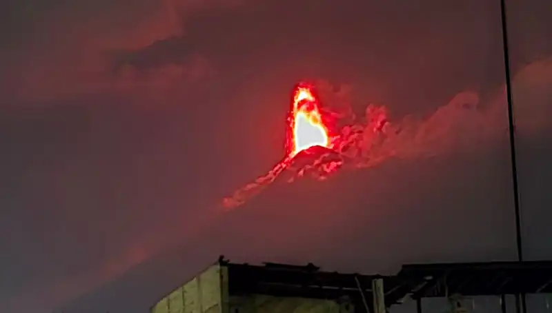 Fuego Yanardağı Etkili Patlama Gerçekleştirdi: 30 Bin Kişi Tehlikede!