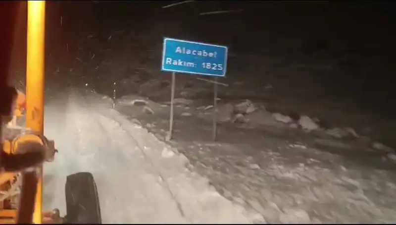 Antalya'da Beklenmedik Kar Sürprizi: Tatilciler Şaşkına Döndü