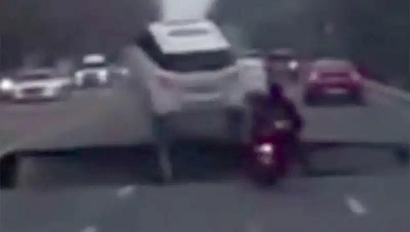 Güney Kore Otoyolunda Motosikleti Yutan Dev Çukur: İnanılmaz Anlar!