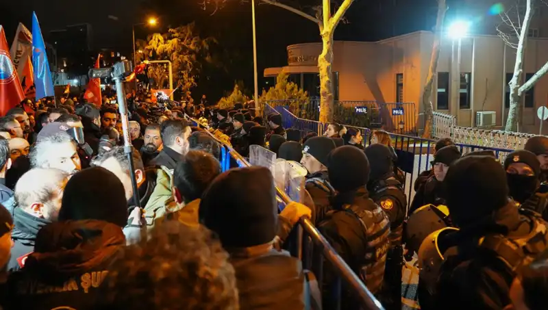 İstanbul'da Ekrem İmamoğlu Protestolarında Gergin Anlar: 16 Polis Yaralı