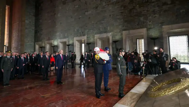 Anıtkabir'de Devlet Erkanının Anma Töreni: Saygı Duruşu ve Huzur